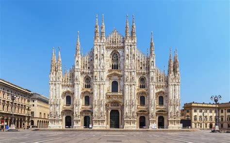 Cattedrale gotica che evoca silenzio e contemplazione