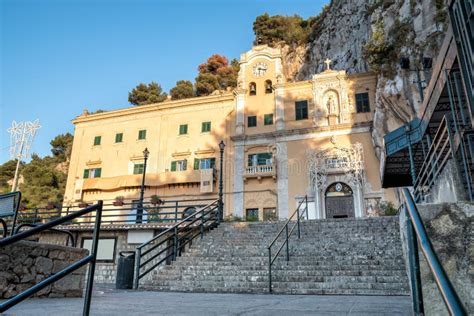 Foto panoramica del Monte Pellegrino e del Santuario di Santa Rosalia