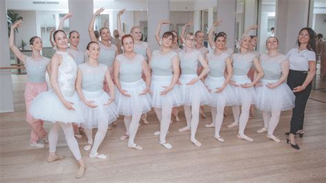 Foto di bambine che partecipano a un laboratorio di danza classica in Brasile