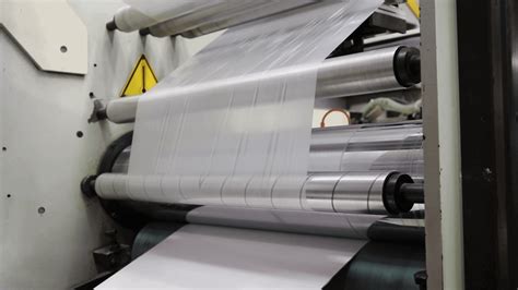 Schema illustrativo del processo di stampa, laminazione e taglio plotter per adesivi professionali da autocarro