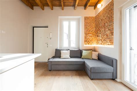 Foto di appartamento trilocale con travi a vista e camino moderno