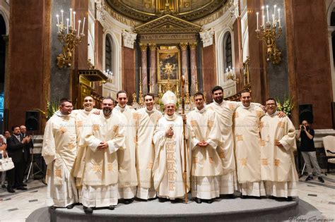 Illustrazione del Vescovo con i sacerdoti