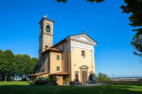 Santuario della Madonna del Castello di Ambivere in posizione panoramica, con la scalinata in evidenza