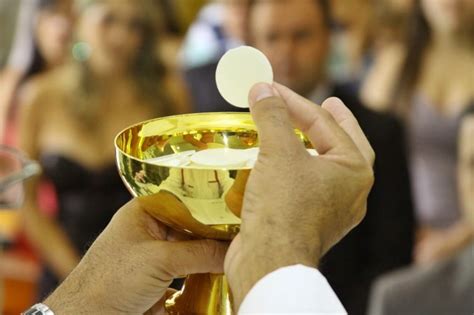 Comunione eucaristica, fedeli che ricevono l'Ostia durante la Messa.
