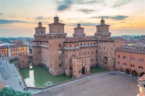 Veduta del Castello Estense a Ferrara, che ospita la collezione ASP