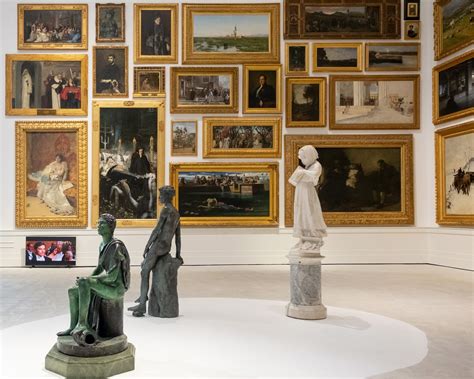 Foto di gruppo di opere d'arte contemporanea sul tema della Natività in una galleria