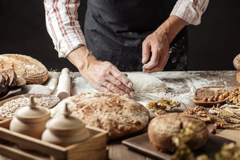Illustrazione di persone che impastano il pane in un contesto comunitario.