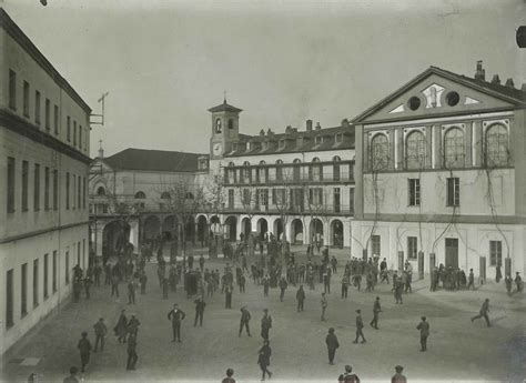Foto storica dell'Oratorio di Valdocco con giovani che fanno musica