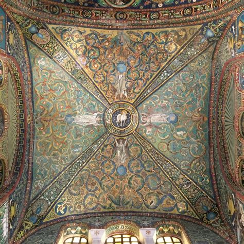 Mosaico dell'Agnus Dei nella volta del presbiterio di San Vitale