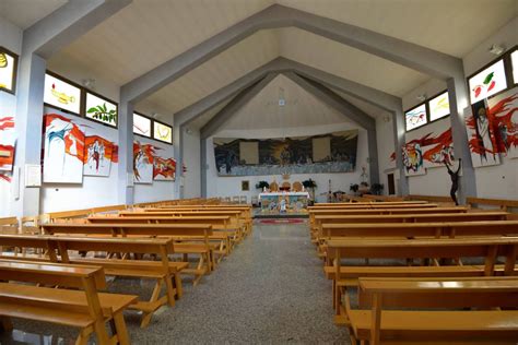 Foto interna della Chiesa del Buon Pastore con focus sui dipinti delle scene bibliche