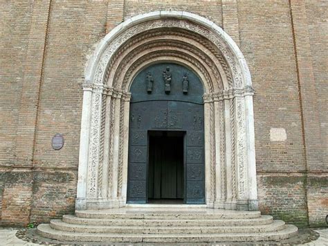 Dettaglio dell'arco strombato e del portale della facciata della chiesa