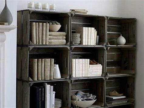 foto di libreria o scaffali realizzati con cassette di legno