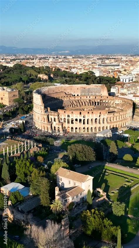 Foto aerea o ripresa dall'alto dell'area del Faito con evidenza degli abusi edilizi