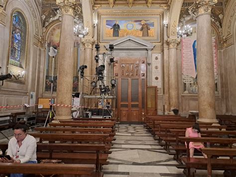 Immagine della trasmissione della Santa Messa su RaiUno