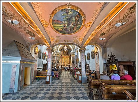 La facciata bianca con la scala del Santuario di Pietralba