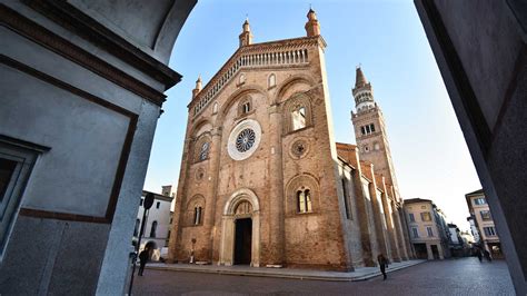 Facciata del Duomo di Crema con loggia e colonnine