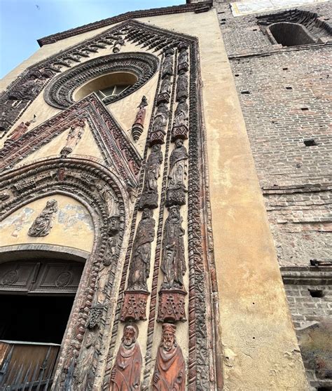 Dettaglio della facciata della Collegiata di Chivasso con figure scolpite