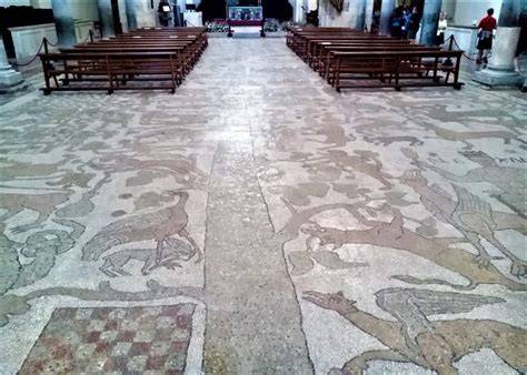 Dettaglio di mosaico pavimentale della Cattedrale di Pesaro con elementi figurativi