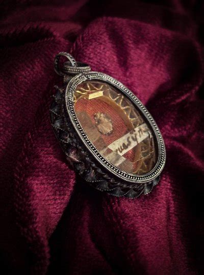 Foto di un reliquiario ornato contenente una reliquia di prima classe