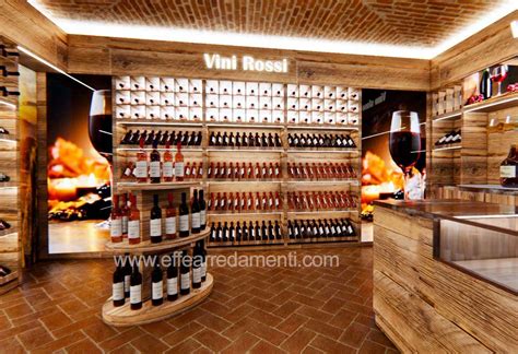 Interno di un'enoteca tipica italiana con bottiglie in esposizione
