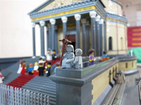 Dettaglio dei mattoncini LEGO® stampati UV con motivi di marmo italiano per la facciata del Duomo di Firenze