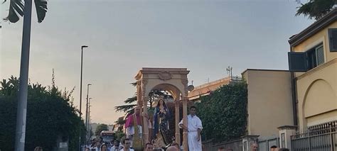 Foto panoramica della comunità di Cannizzaro durante i festeggiamenti religiosi