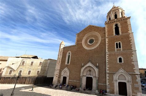 Foto della facciata della Cattedrale di Lucera in stile gotico-angioino