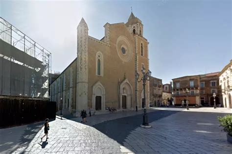 Dettaglio della facciata asimmetrica della Cattedrale di Lucera