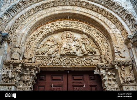 Dettaglio del portale centrale con la Madonna della Lunetta e lo stemma Angioino