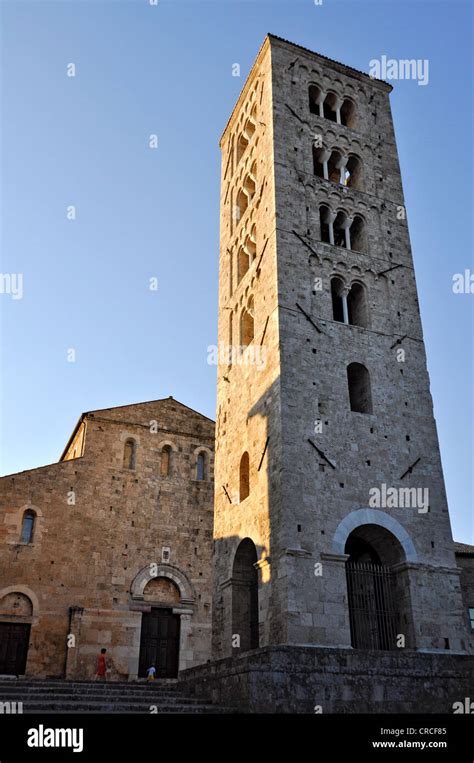 Foto della torre campanaria di destra con bifore romaniche e monofore gotiche