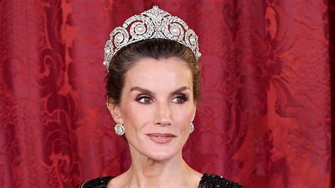 Foto della Regina Letizia di Spagna in un contesto istituzionale