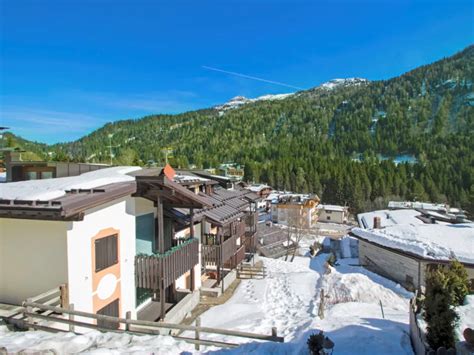 Vista esterna del condominio Fienili di Brenta in inverno con neve