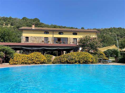 Foto panoramica dell'Agriturismo San Basilio con allestimento nuziale esterno