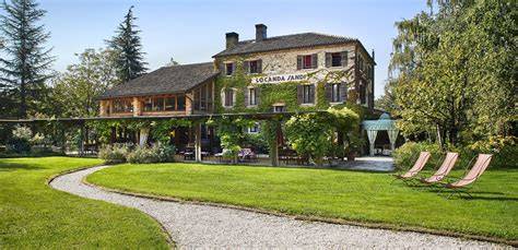 Giardino dell'Agriturismo San Basilio con piscina e allestimento per aperitivo nuziale