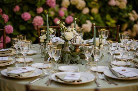 Dettaglio dell'allestimento dei tavoli con fiori e decorazioni per un banchetto di nozze