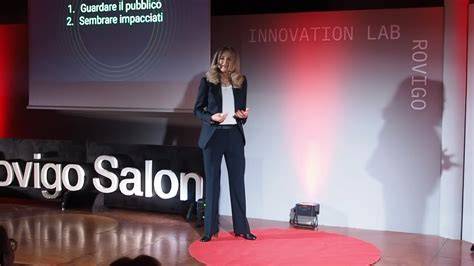 Foto di Tamara Calzolari durante un evento pubblico o la presentazione del progetto