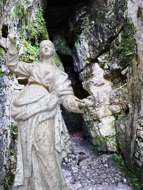 Grotta dell'Eremo di Santa Rosalia alla Quisquina con statua della Santa