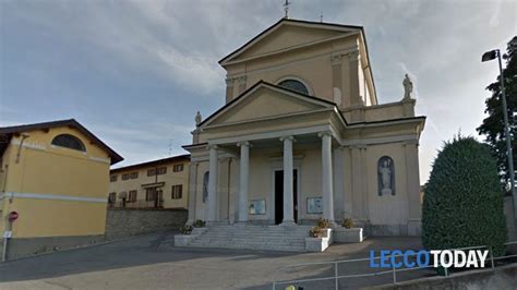 Foto panoramica di Maresso di Missaglia durante un evento religioso con persone in strada