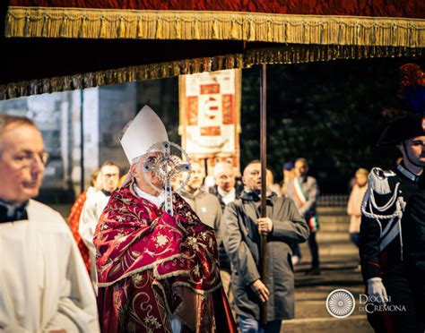 Foto della processione con la reliquia della Santa Croce che attraversa le vie di Maresso, con fedeli partecipanti