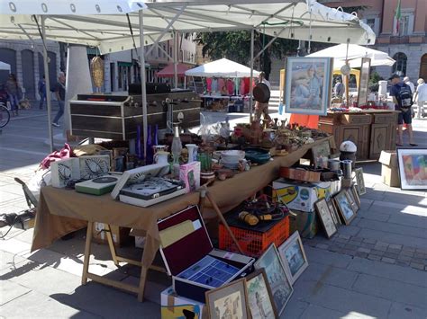 Foto di un mercatino dell'usato parrocchiale con abiti e oggetti esposti