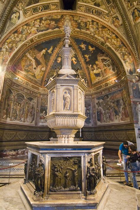 Fonte battesimale del Battistero di Siena con sculture di Donatello e Ghiberti