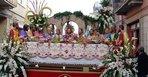 Foto di processione della Settimana Santa a Barcellona Pozzo di Gotto con i Visillanti
