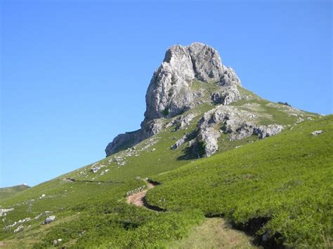 Paesaggio di Novara di Sicilia con la Rocca Salvatesta