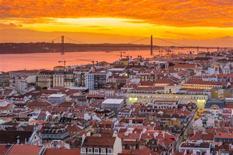 Foto panoramica della città di Lisbona al tramonto