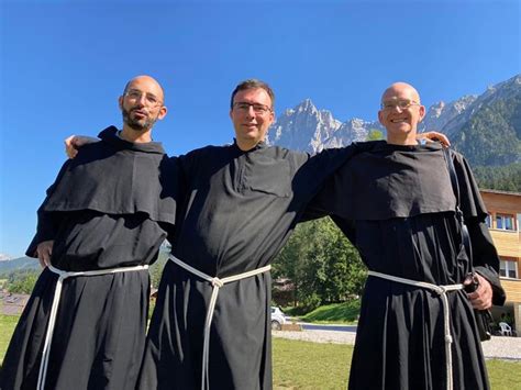 Foto di un gruppo di pellegrini con un frate francescano in Terra Santa