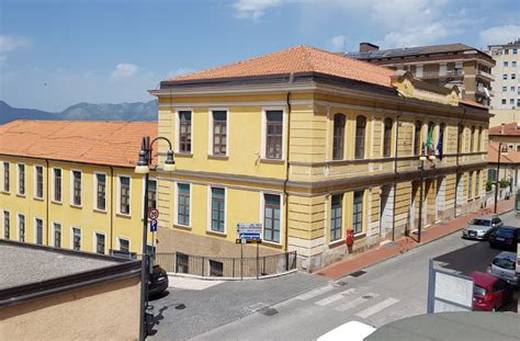 Foto esterna della Parrocchia della SS. Annunziata a Sala Consilina, evidenziando la facciata e la sua integrazione nel centro storico.