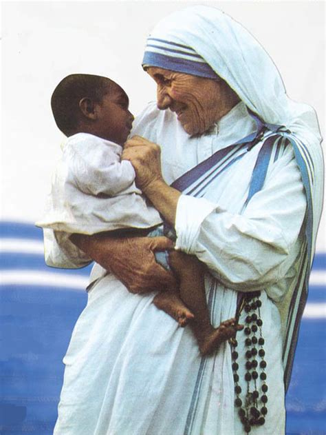 Madre Teresa che lava un bambino malato negli slum di Calcutta