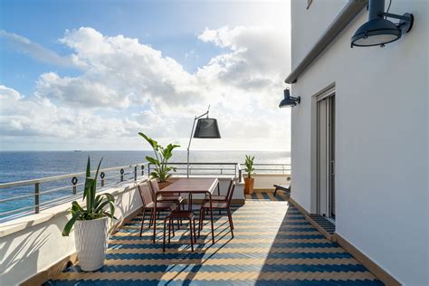 Foto della Terrazza Caduti del Mare con vista sul Santuario di Santa Maria a Mare e il mare.