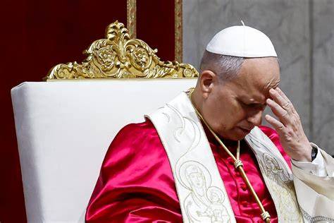 Ritratto di missionario durante la veglia di preghiera in una chiesa
