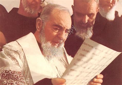 Illustrazione di Padre Pio che benedice una folla